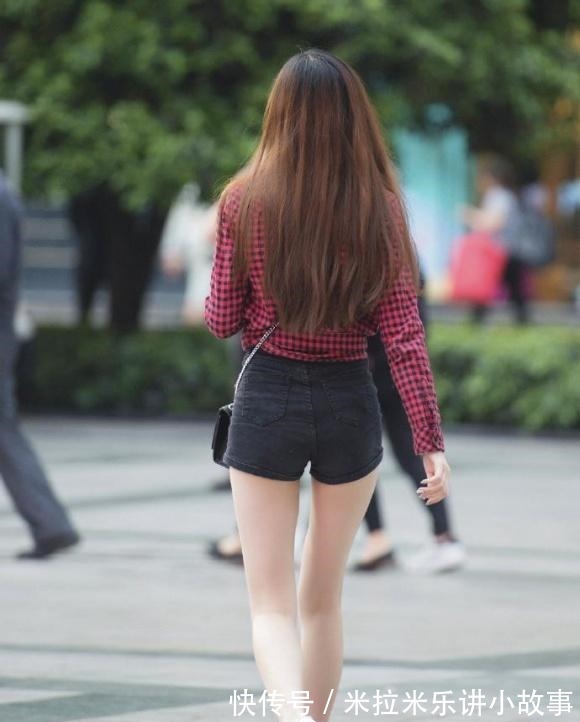 大长腿 方格衬衣与短裤搭配,轻松穿出大长腿,清新宜人,显惬意之美!