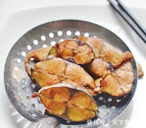 教你做正宗的五香熏鲅鱼,鱼肉外酥里嫩,香甜不腥,年夜饭必备