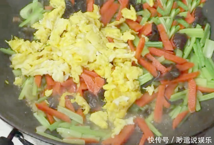 饭菜|买把芹菜回家做道好吃的,鲜香美味,一口清脆,是道不错的下饭菜