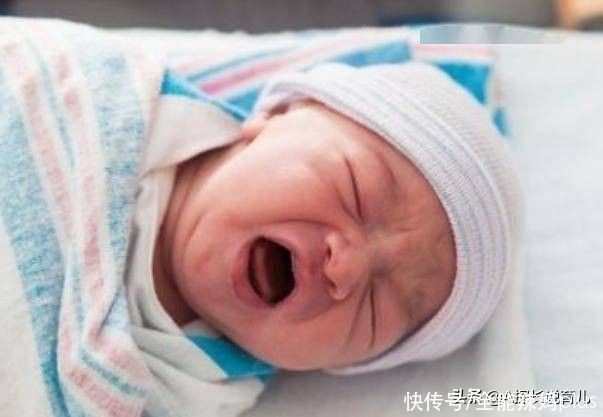 家长|宝宝睡觉爱“拱来拱去”？可能在传递“暗号”，家长要及时接收