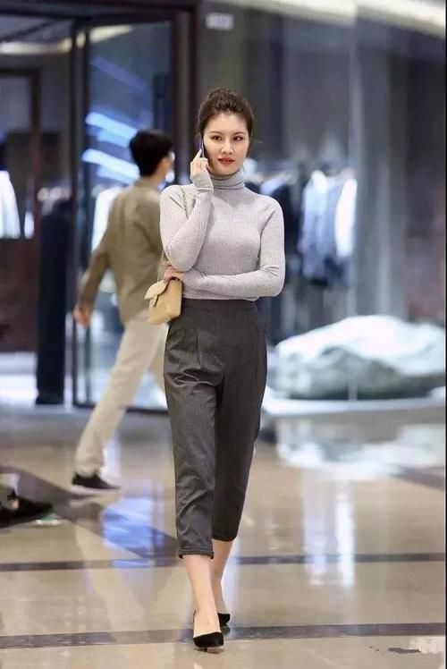 美女脚上穿上一双裸色的尖头高跟鞋，让她看上去更加的小资迷人