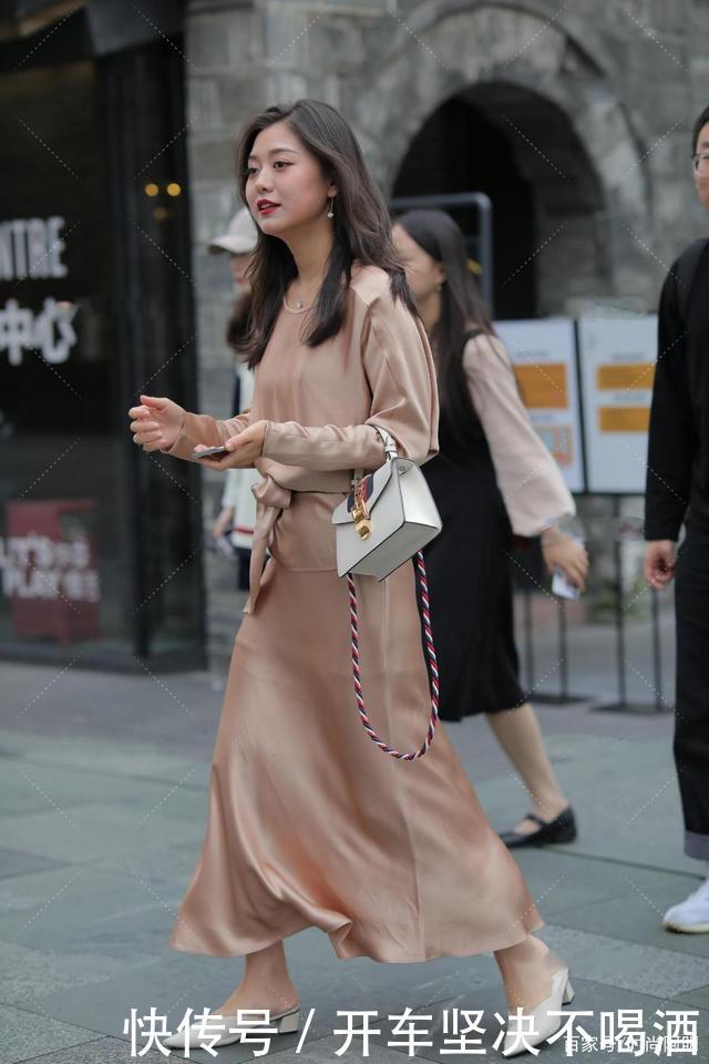 藕粉色宽松长款连衣裙,举止优雅,有气质