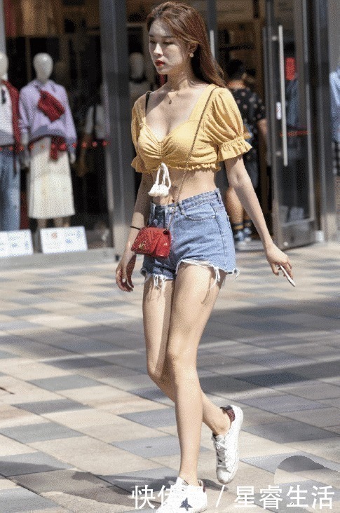 女孩子们 用绳子把上衣打结,一般人驾驭不了,只有高瘦的人穿得好看