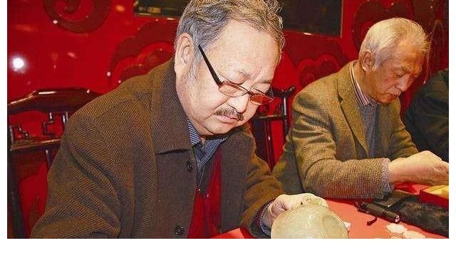 2012年，王刚“错砸”嘉宾明代瓷器，被告上法庭后，节目惨遭停播