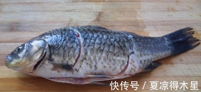 炖鱼汤时,直接加水炖不好喝!做好3个步骤,鱼汤浓白不腥,好喝!