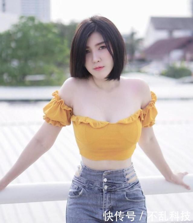 “微胖”表妹穿“黄色”露肩上衣,显得年轻有活力