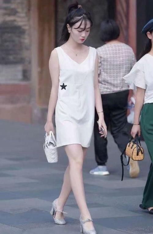 蕾丝|路人街拍:简洁大方的小姐姐,轮廓性感分明,让人心动的感觉