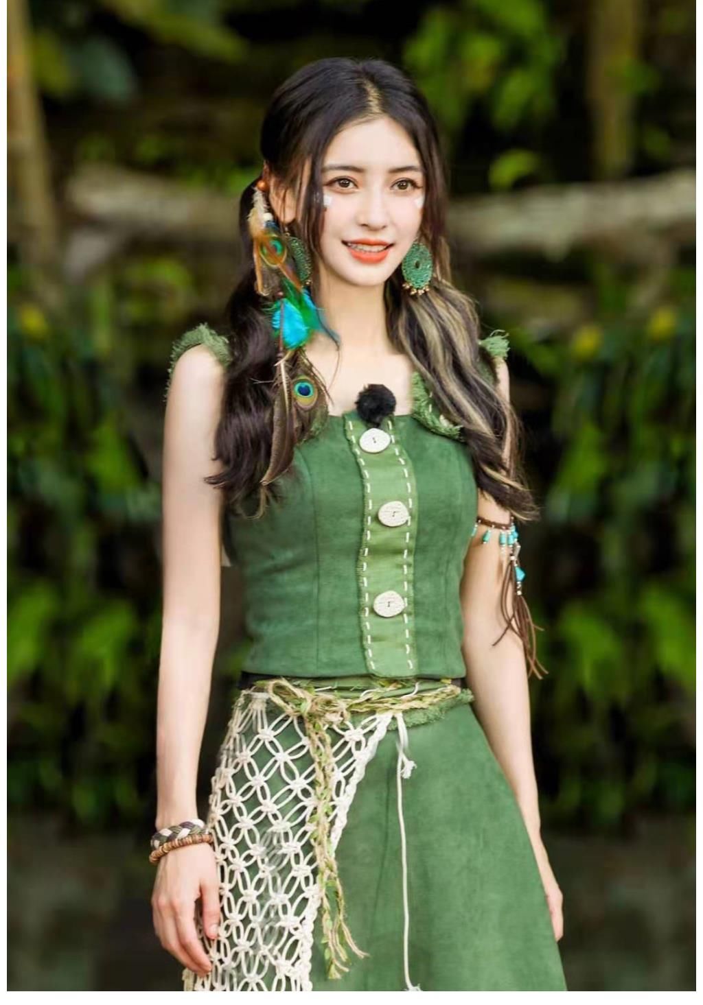 杨颖|杨颖晒《奔跑吧》剧照,打底裤颜色清晰可见,网友:太粗心了吧