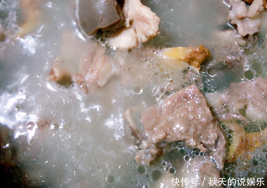 清洗羊肉，用清水冲等于白洗，学会1招技巧，羊肉干净还无膻味