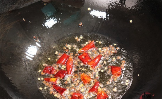 才知道,炒土豆丝先用水冲就错了,教你饭店的诀窍,脆嫩不粘锅