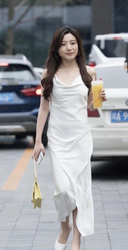 吊带裙照样穿出女人的韵味,经典的白色款式,清纯脱俗又不失性感