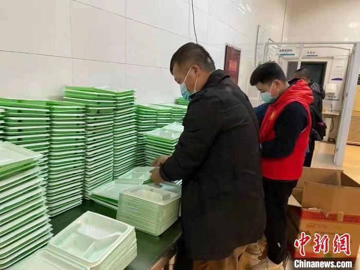 高校教授、博导组成的“疫下帮厨天团”