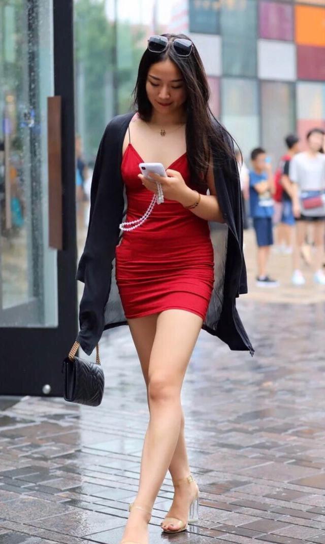 美女一身大红色吊带裙加“烈焰红唇”,一点不像120斤体重