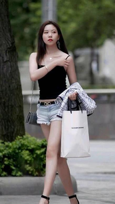  小姐姐|街拍小姐姐吊带的黑色上衣搭配牛仔短裤，清凉而又不失个性
