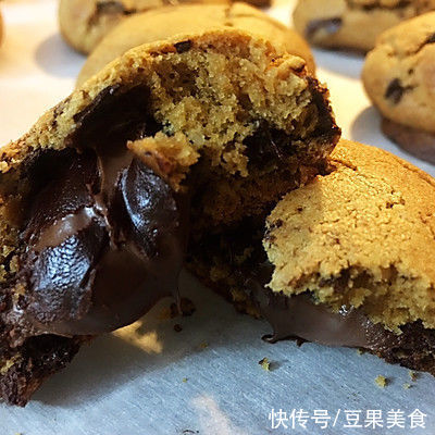 别怪我没提醒你,这道榛果巧克力熔岩软饼一吃就上瘾