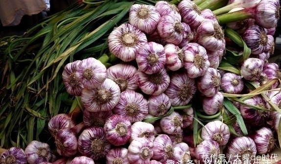 大天亮|女性睡前把大蒜放在枕头下，坚持7天后，3大好处“找上门来”