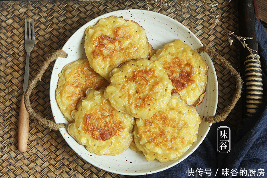 天冷，这水果加4个鸡蛋做早餐饼，软糯香甜有营养，一次4个不够吃