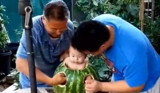 宝宝|宝爸给一岁宝宝穿上西瓜做的衣服,宝宝穿上后,下一秒却令宝爸刮目相看