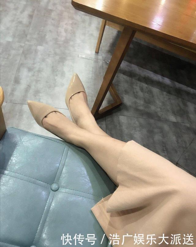 穿搭|一字系带纯色细高跟，视觉上从腰部到脚趾，满屏都是大长腿