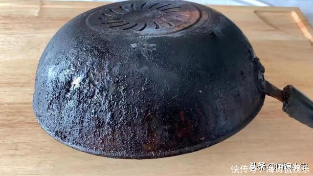 婆婆家锅底油垢太厚,巧媳妇只用1个小妙招,旧锅马上变新锅
