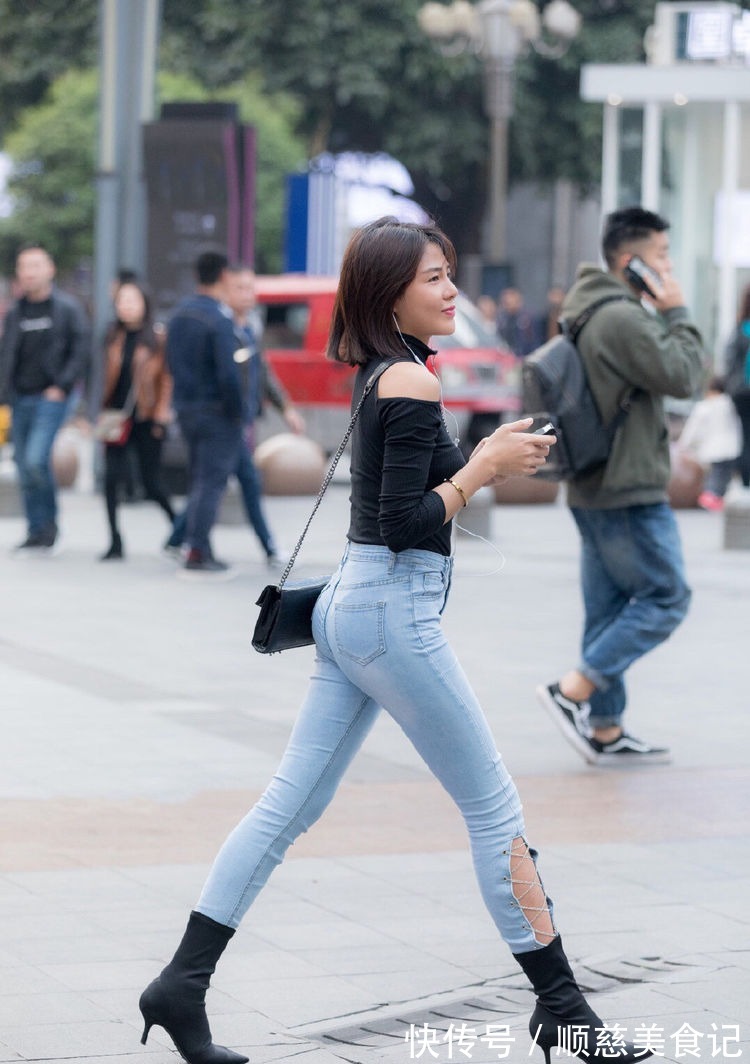 上衣|美女穿搭：出镜率超高的牛仔裤，搭配一件搂肩上衣，身形充满线条感