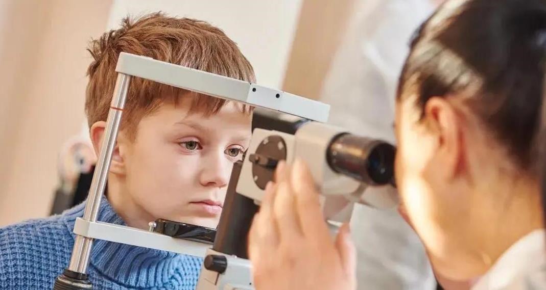 配眼镜|孩子近视,爸爸不许配眼镜,配一次摔一次,眼科医生:真是太无知