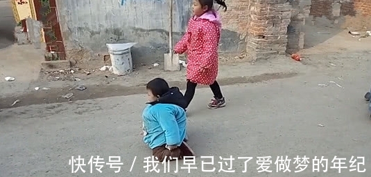 爷爷|自从看过村里办白事,瞧俩孙子见到爷爷的行为,爷:真是亲孙