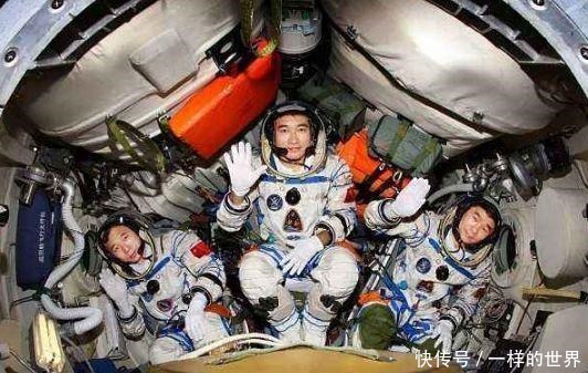 “特级航天员”景海鹏少将军衔副师级，3次上太空，现状如何！