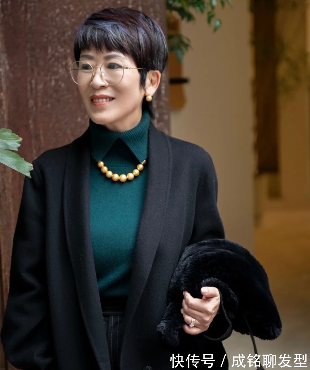 格纹|会打扮的女人不会显老!学学这几种时髦冬装搭配,时尚减龄又高级