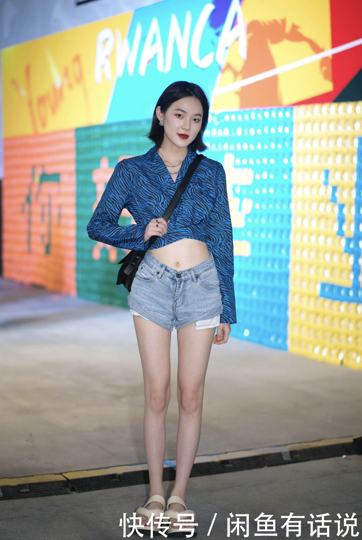 小姐姐|今年夏天上衣短点才时髦,看街拍素人小姐姐就知道,显瘦还好显高