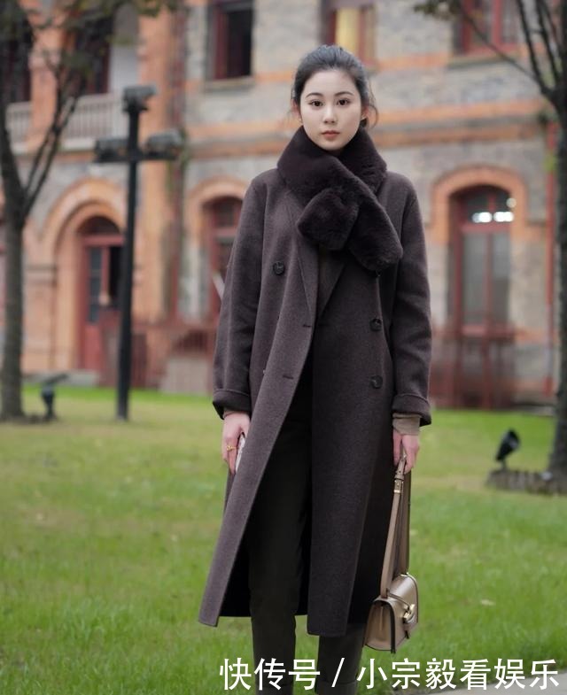 想要保暖又时髦,脖颈配饰少不了,冬季穿搭加分就靠它