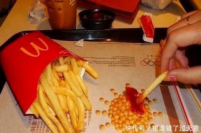 吃肯德基时要注意,不要将食物乱放,看餐盘就懂了