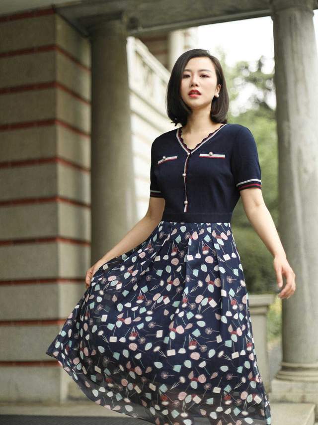 半身裙|今年秋天流行这样穿,无袖针织衫搭配印花裙简约洋气,还提气质