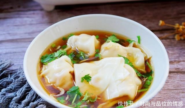 早餐常吃馄饨，将猪肉换成它，好吃又营养，比早餐店的受欢迎