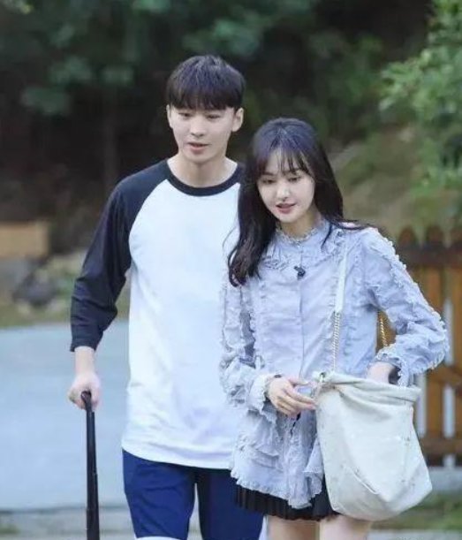 郑爽曾为了上综艺拿2400万的酬劳，答应和张恒四六开