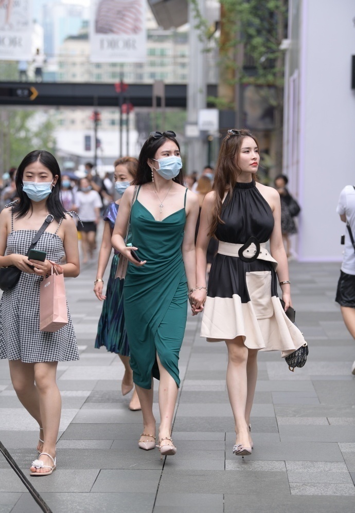 高跟鞋 时髦女生的开叉裙，搭配简单，既有身材又有气质！