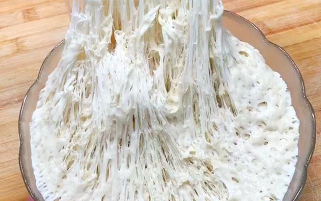 烙饼时,有人烫面,有人抹油,其实都不对,教你正确做法,太香了