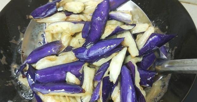 茄子最好吃的做法,6元成本10分钟上桌,很多人没有吃过,太香了