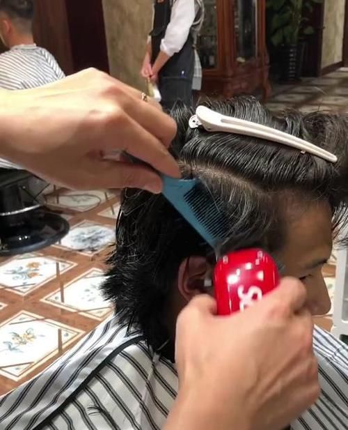 理发|邋遢小伙去理发,剪完后的成品帅哭了,网友:前女友眼瞎了!