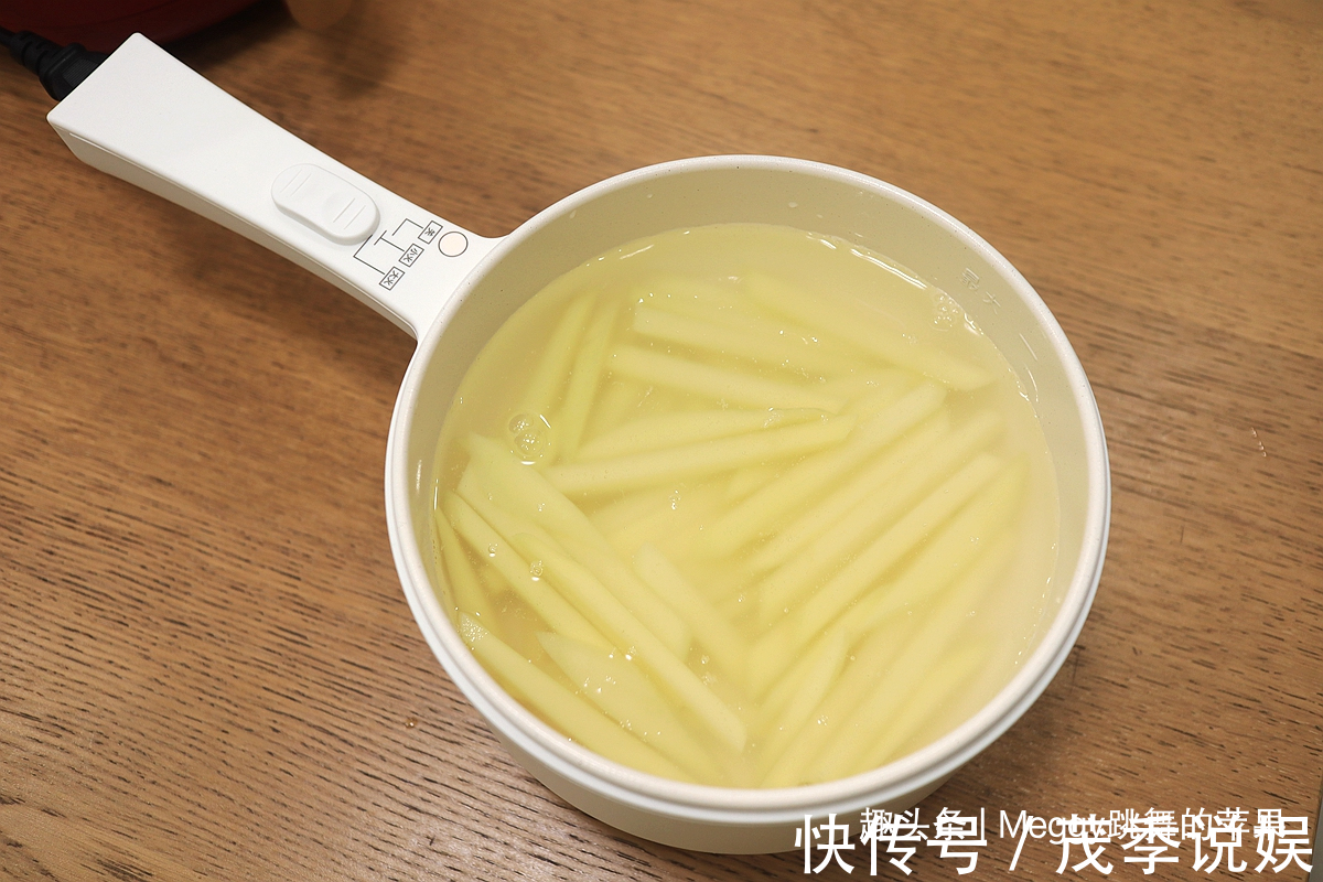 薯条|谁还不是个孩子烤一锅鸡翅和薯条解解馋,不用一滴油健康好吃