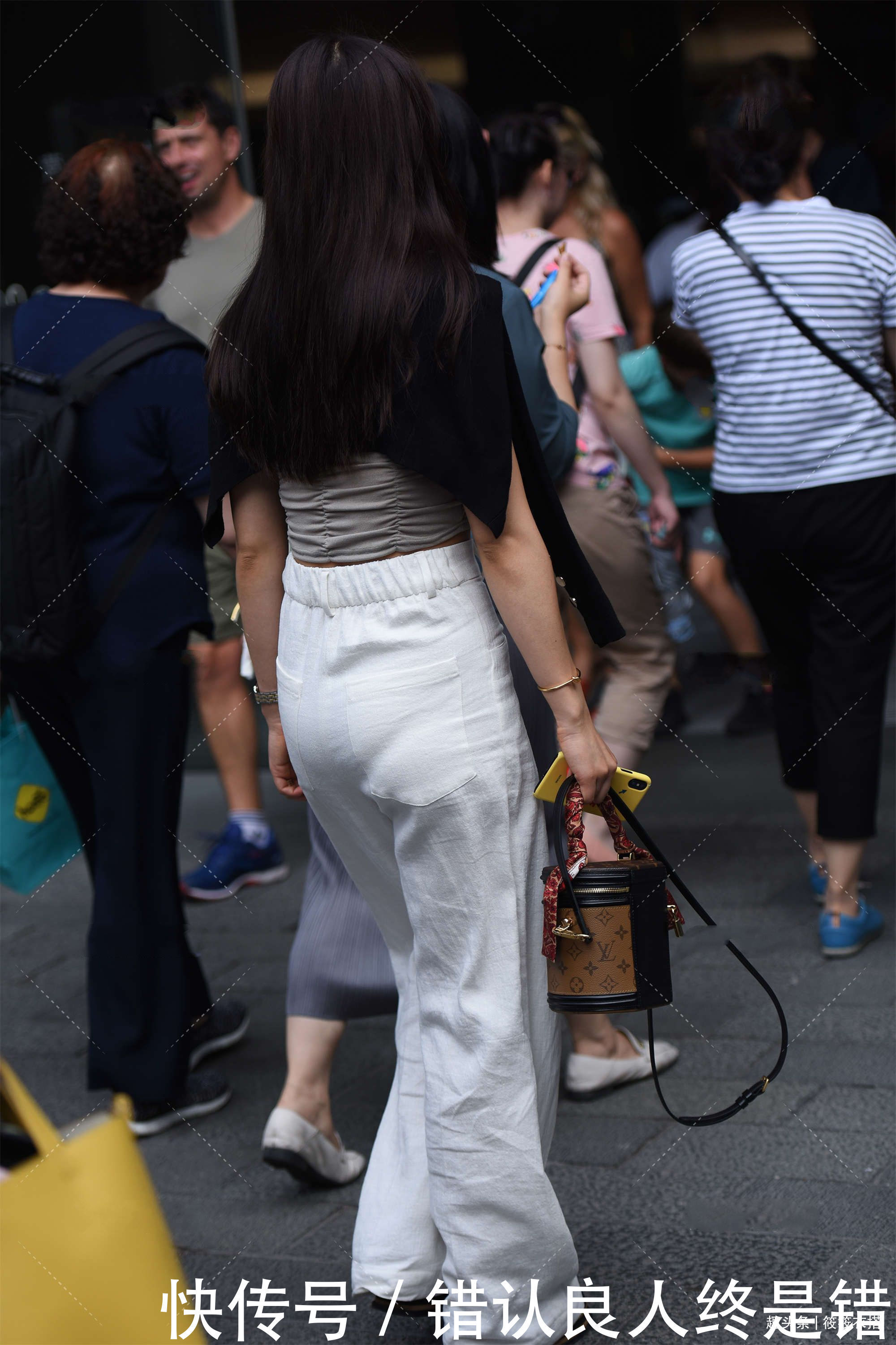 灰色和白系的组合搭配,显温婉恬静气质