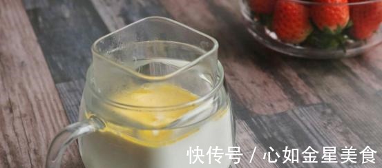 奥利奥草莓千层蛋糕,搅一搅就能做好,一口下去奶香浓郁!