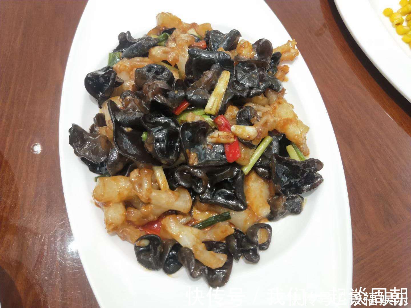 中午请老丈人一家吃饭，8个人花了1500元，老丈人太破费了