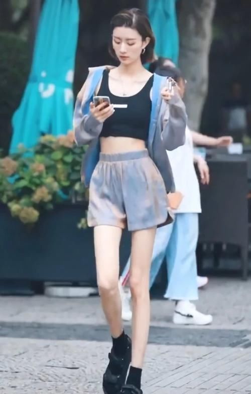 太细|小姐姐的腿太细了吧,裤脚都能塞她2条腿,我承认我羡慕了