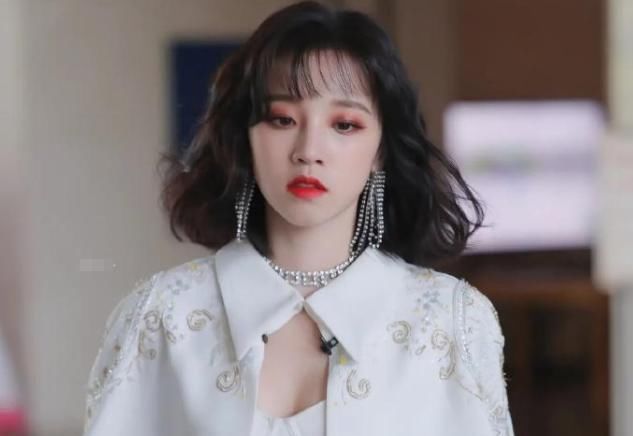 b宋雨琦用枕头打baby的脸，下手有点“狠”，引起粉丝热议！