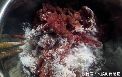 它是“带饭党”的最爱，简单一炒就出锅，菜品鲜嫩营养还管饱！