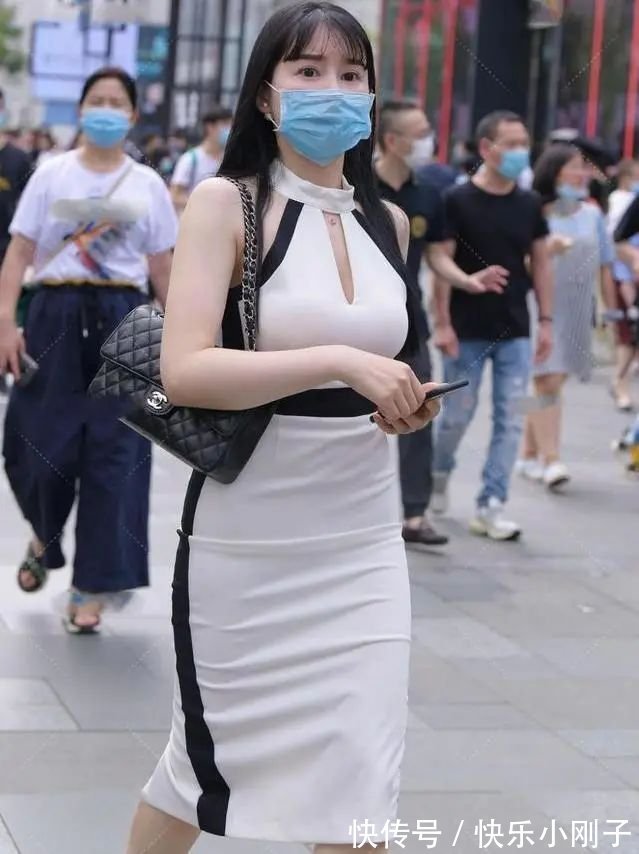 裙装 黑色和白色的裙装,搭配简单大方,层次感强,更显高雅