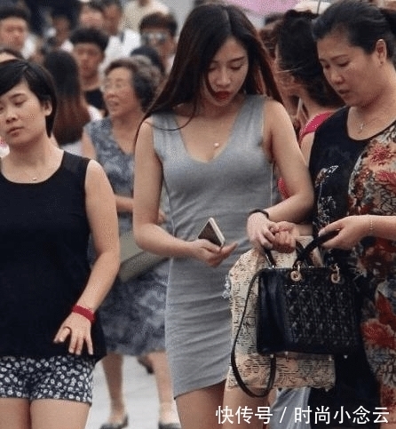 灰色|灰色无袖联连衣裙的穿搭，大方精致，彰显时尚感