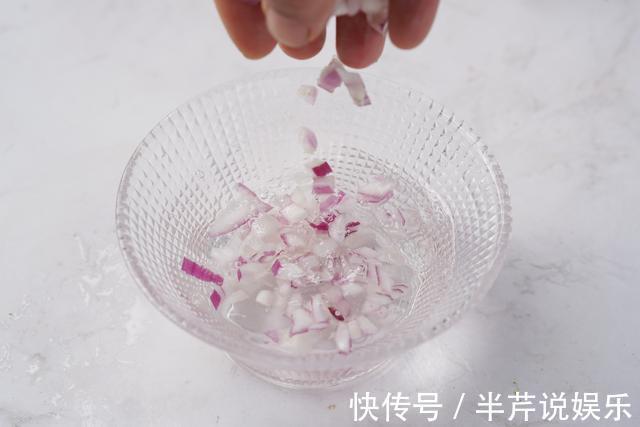 一道美味夏日沙拉，酸甜鲜嫩，颜值超高，十个人有九个喜欢