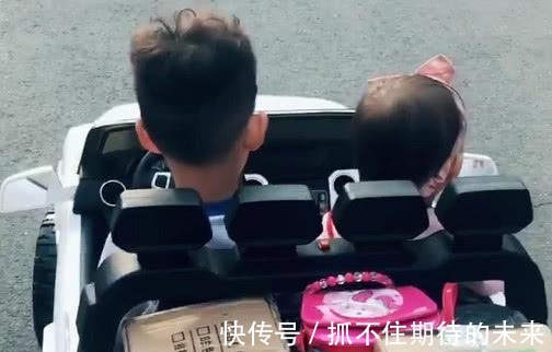 快递|霸道哥哥开“敞篷车”带妹妹取快递火了，主要副驾驶还有个“妞”